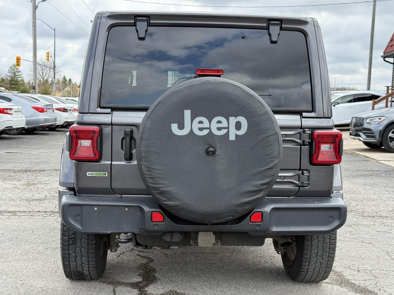 2020 Jeep Wrangler Unlimited Sahara Diesel LEATHER LOADED Photo3