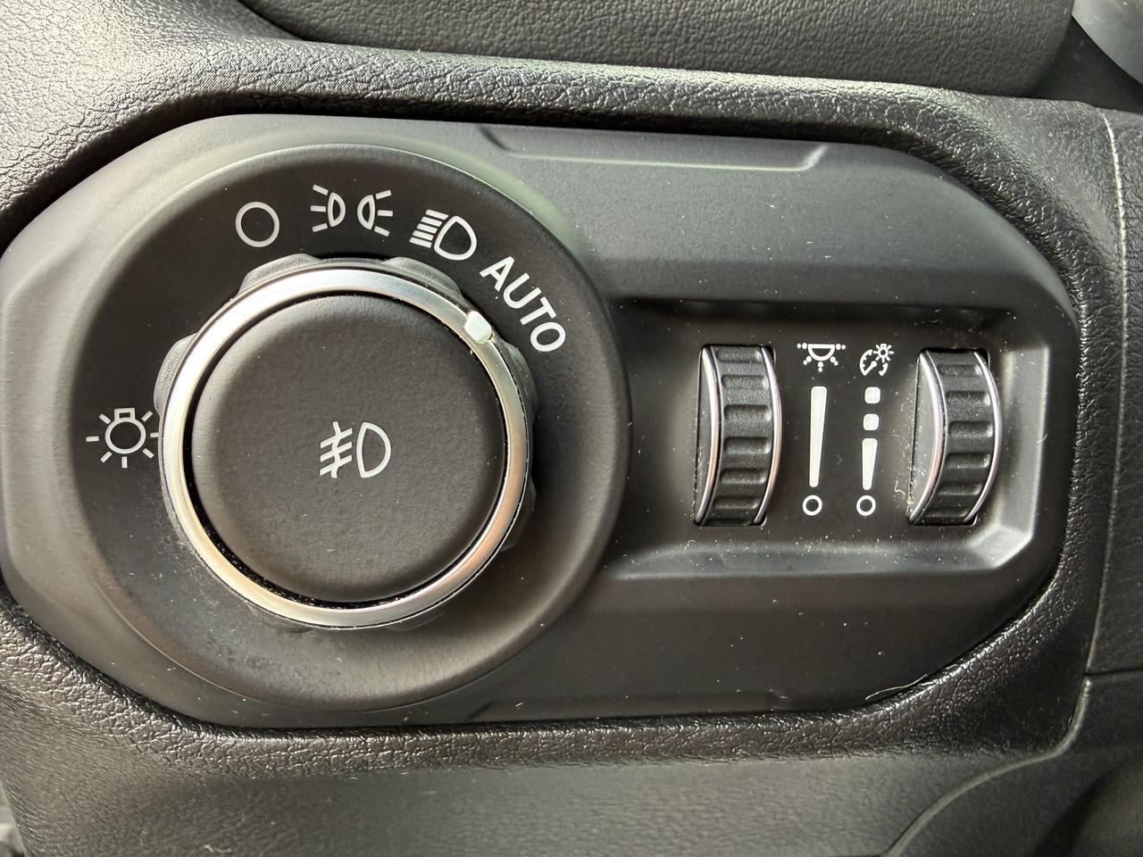 2020 Jeep Wrangler Unlimited Sahara Diesel LEATHER LOADED Photo