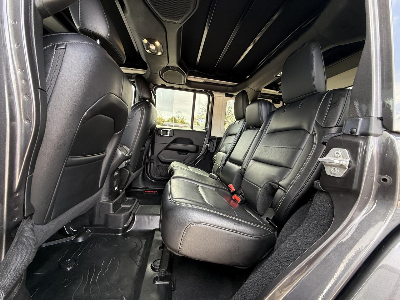 2020 Jeep Wrangler Unlimited Sahara Diesel LEATHER LOADED Photo