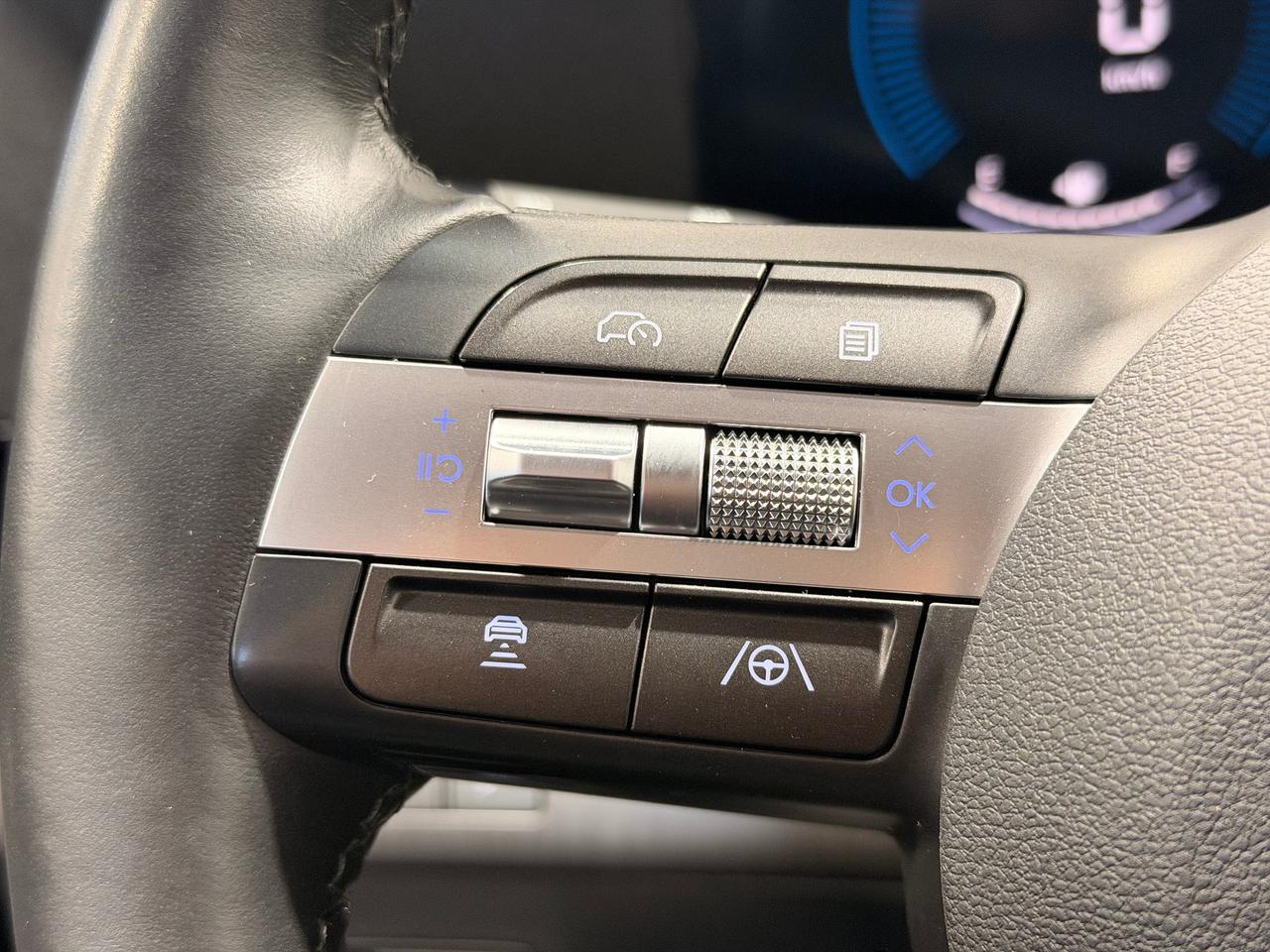 2025 Hyundai KONA Preferred Trend AWD+Roof+Drive Assist+CLEAN CARFAX Photo