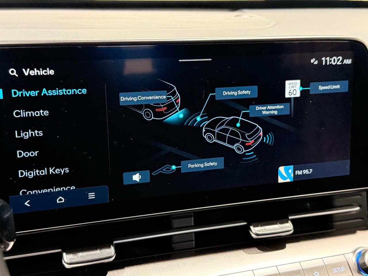 2025 Hyundai KONA Preferred Trend AWD+Roof+Drive Assist+CLEAN CARFAX Photo