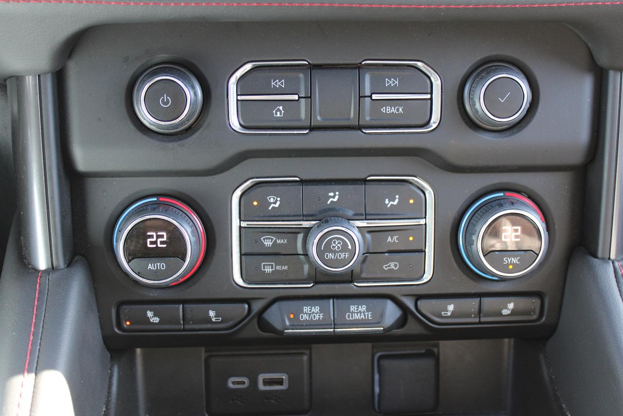 2024 Chevrolet Suburban RST Photo