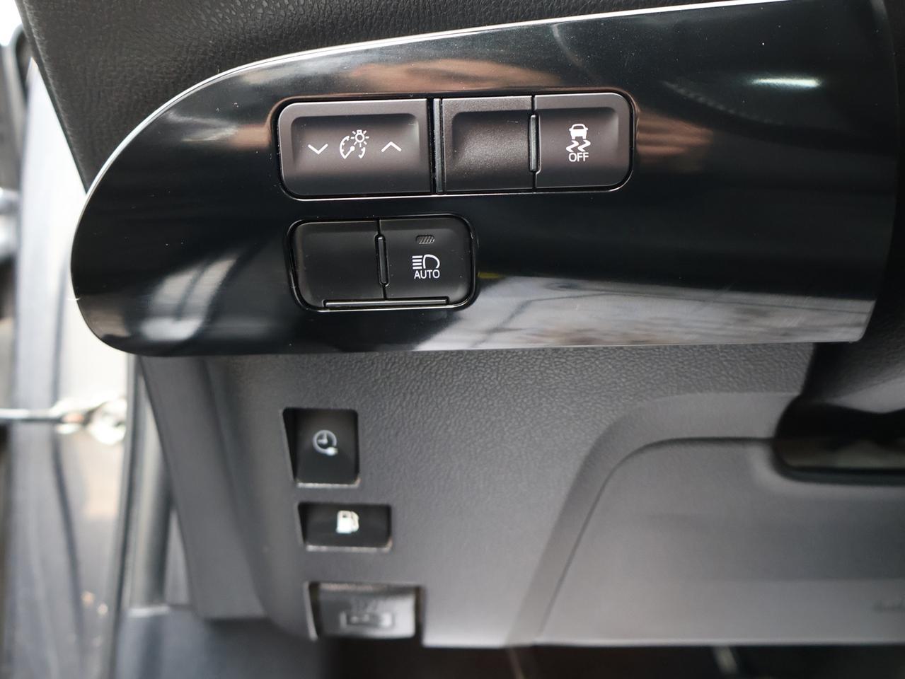 2021 Toyota Prius Prime LE CERTIFIED *ACCIDENT FREE* CAMERA BLUETOOTH HEATED SEATS/STEERING LANE CHANGE ALERT CRUISE ALLOYS Photo