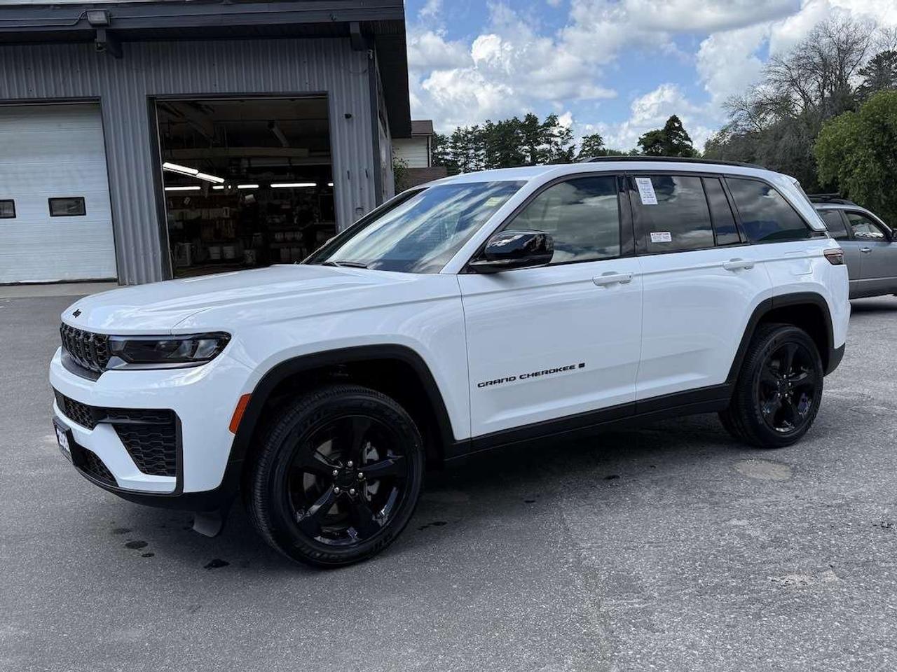 2026 Jeep Grand Cherokee ALTITUDE 4X4 Photo