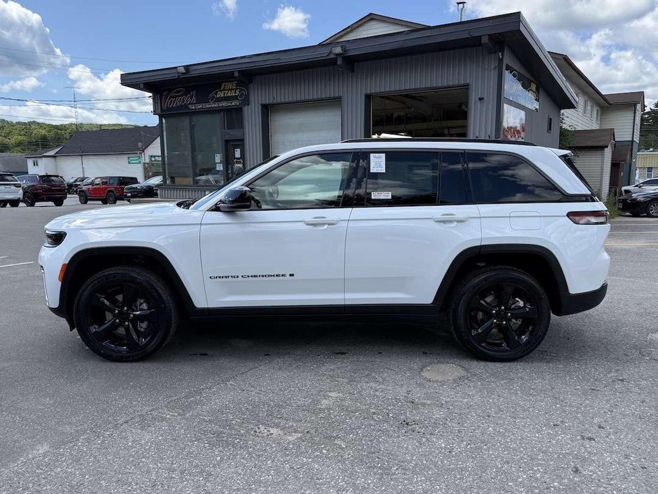 2026 Jeep Grand Cherokee ALTITUDE 4X4 Photo