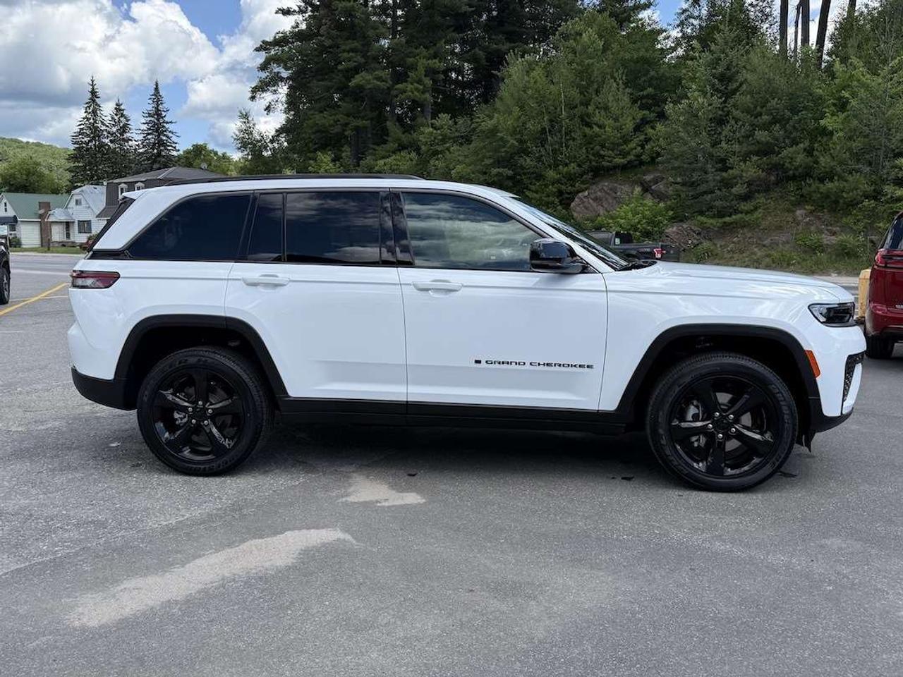 2026 Jeep Grand Cherokee ALTITUDE 4X4 Photo