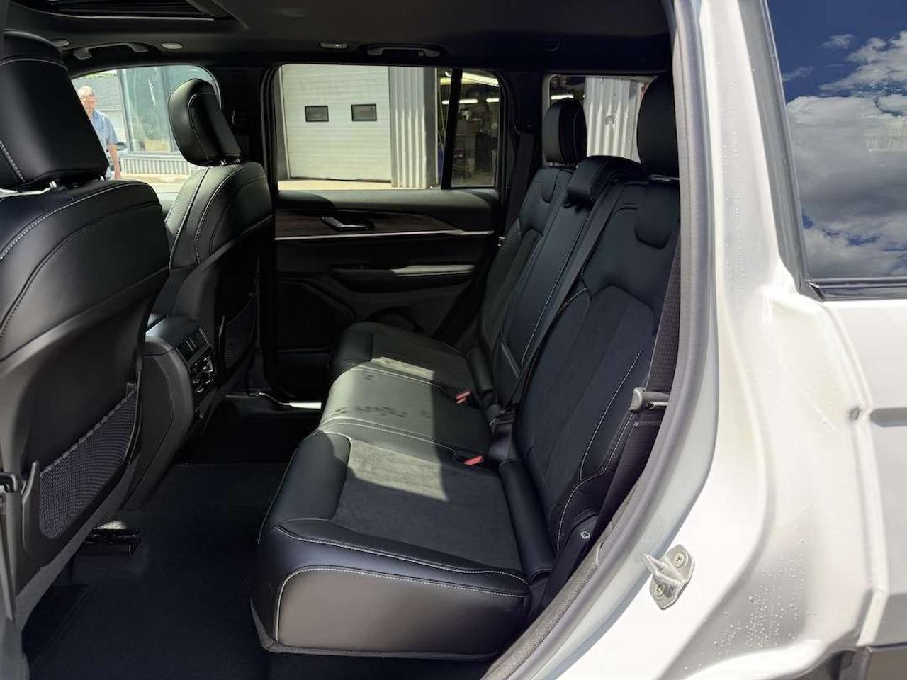 2026 Jeep Grand Cherokee ALTITUDE 4X4 Photo