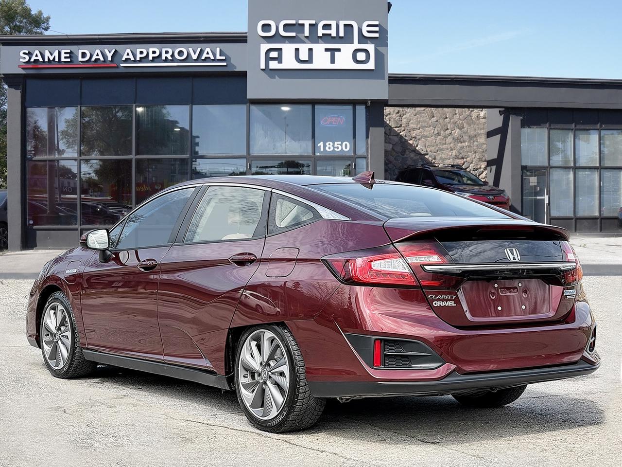 2018 Honda Clarity Plug-In Hybrid Touring Sedan Photo3