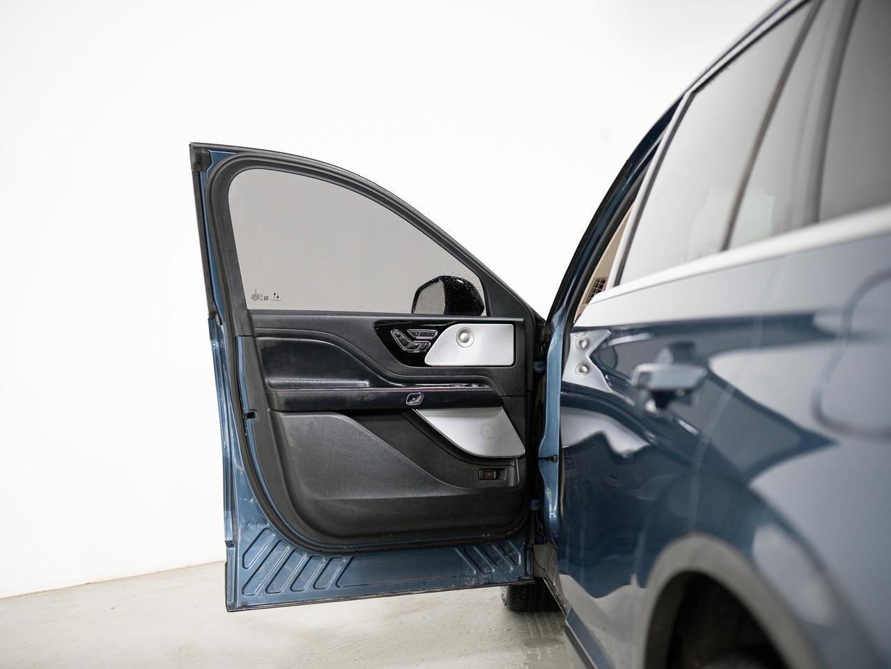 2020 Lincoln Aviator RESERVE | ELEMENTS PKG | REAR ENTERTAIMENT | 22 IN Photo