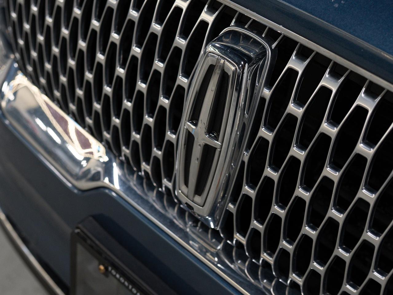 2020 Lincoln Aviator RESERVE | ELEMENTS PKG | REAR ENTERTAIMENT | 22 IN Photo