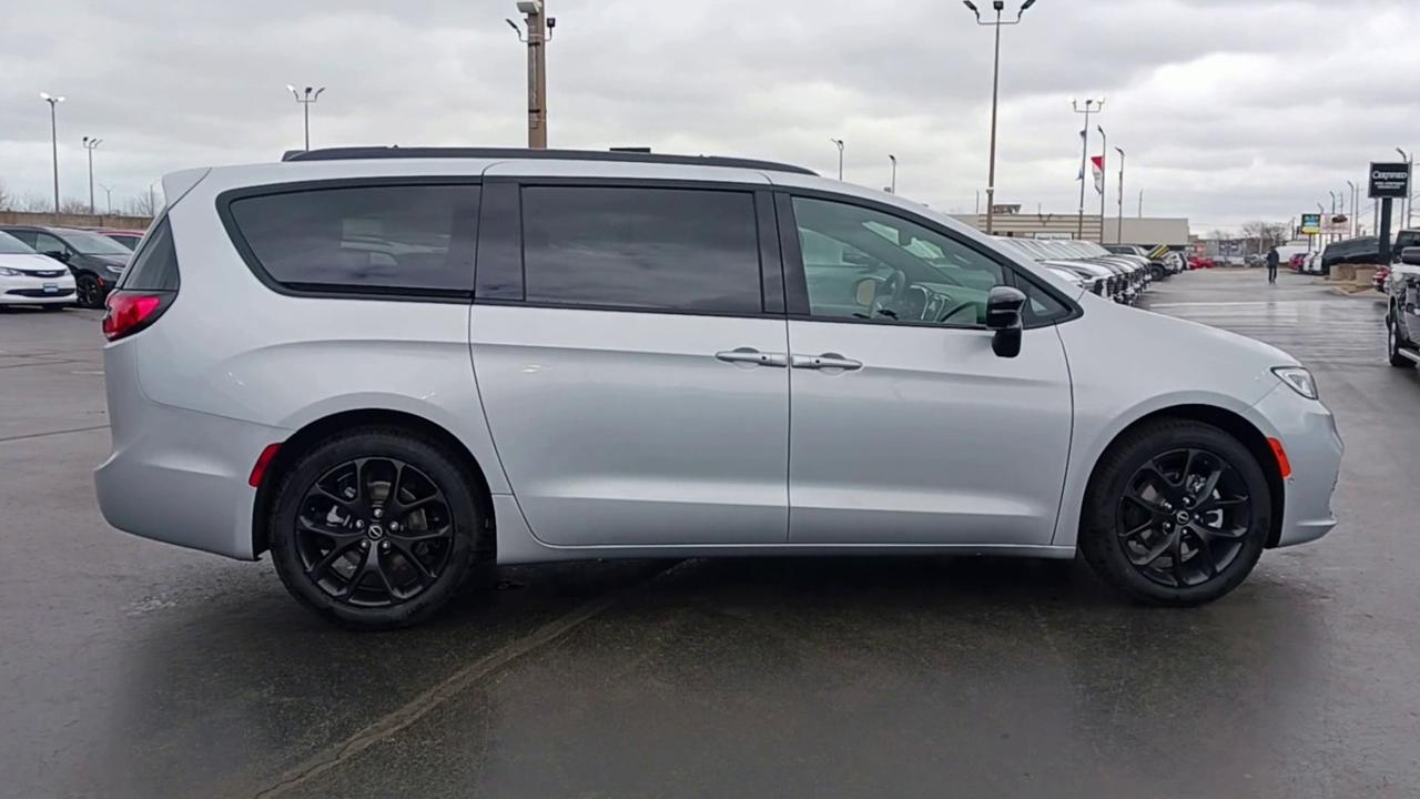 2026 Chrysler Pacifica Limited FWD Photo