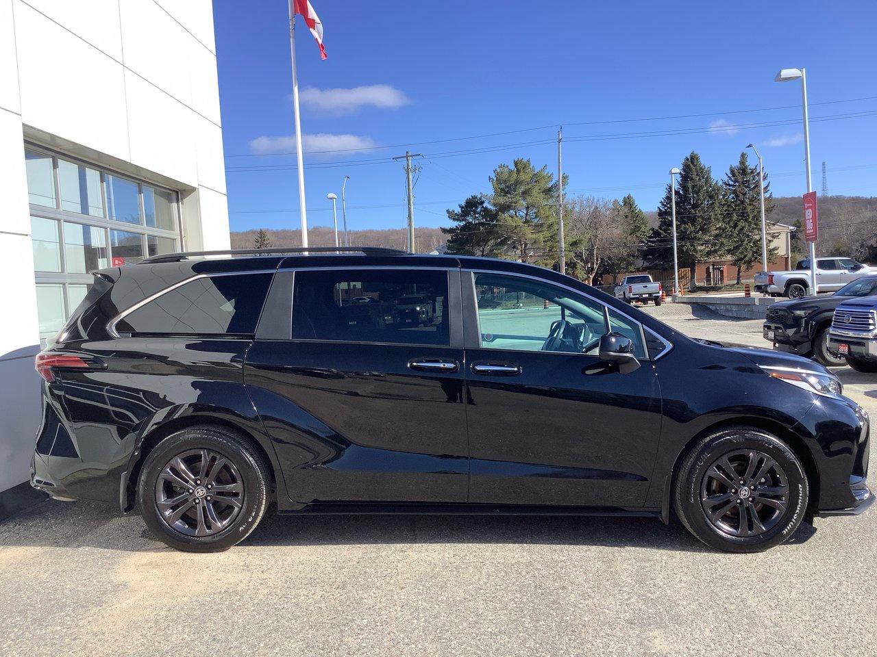 2024 Toyota Sienna  Photo3