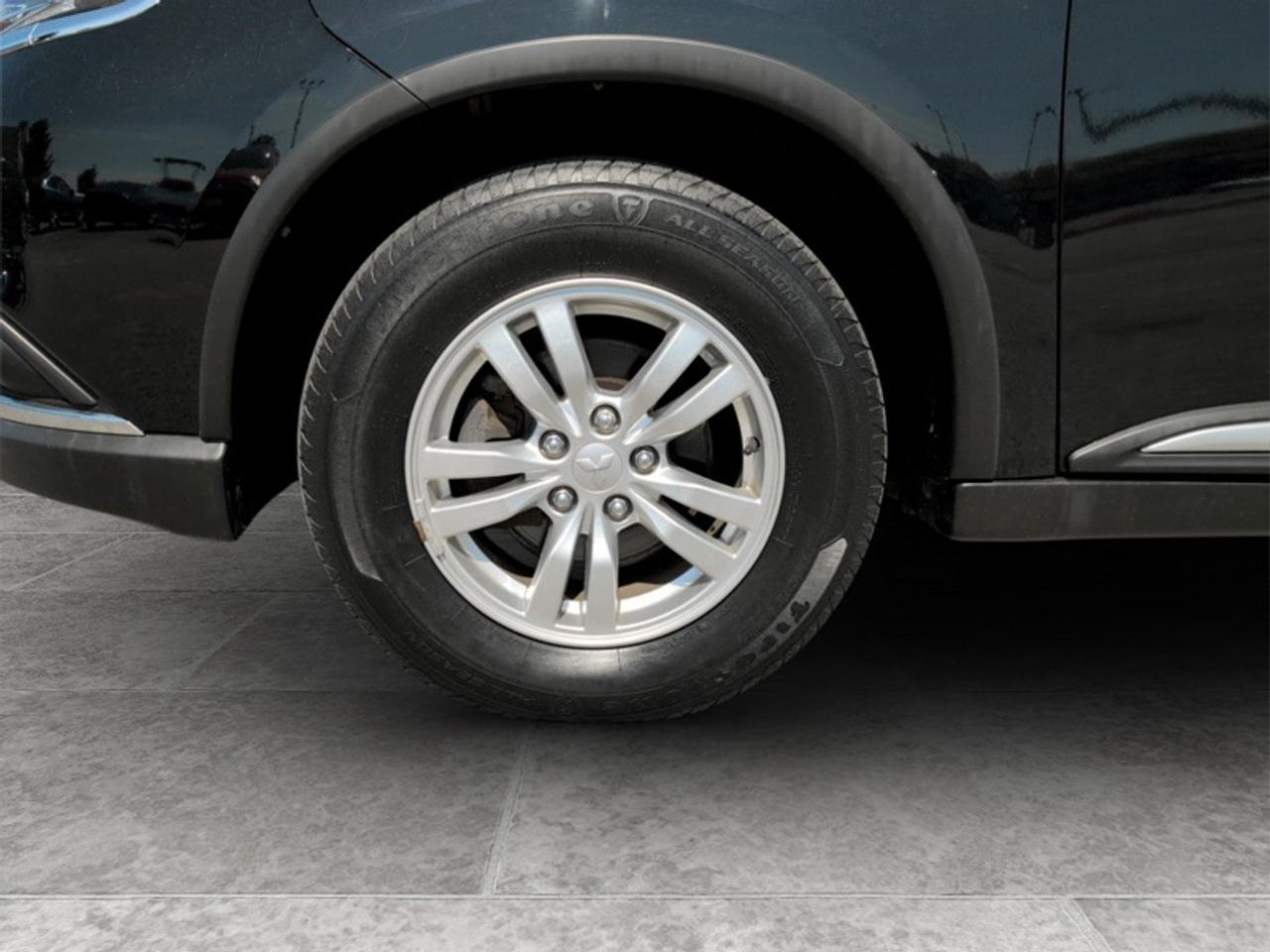 2020 Mitsubishi Outlander ES  **CLEAN CARFAX** Photo