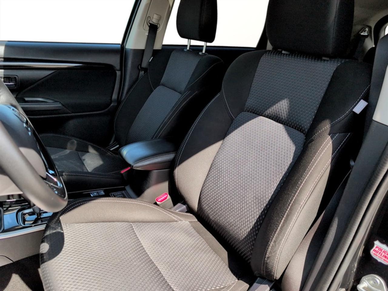 2020 Mitsubishi Outlander ES  **CLEAN CARFAX** Photo