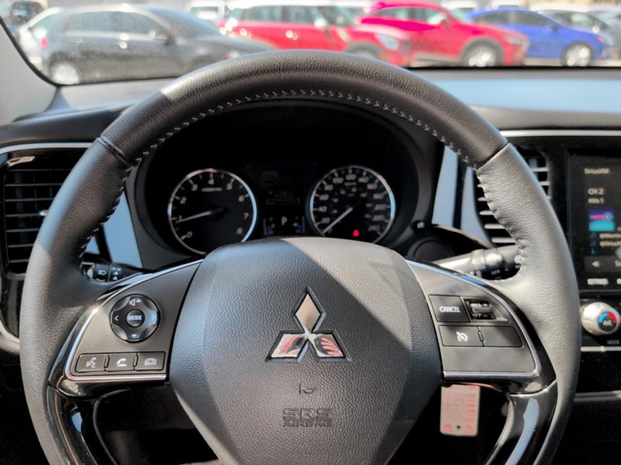 2020 Mitsubishi Outlander ES  **CLEAN CARFAX** Photo