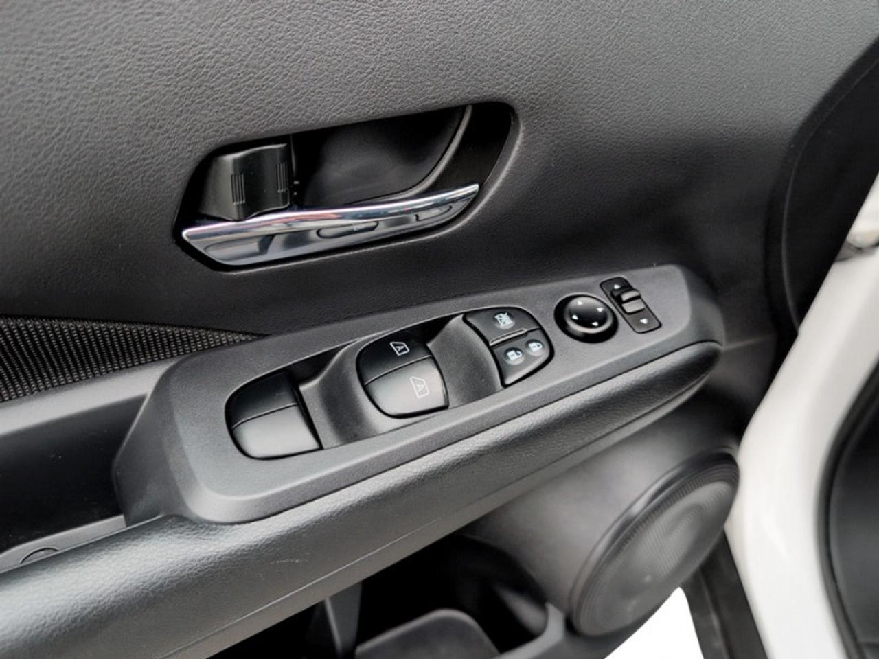 2024 Nissan Kicks SV  **CLEAN CF - LOW KMS** Photo