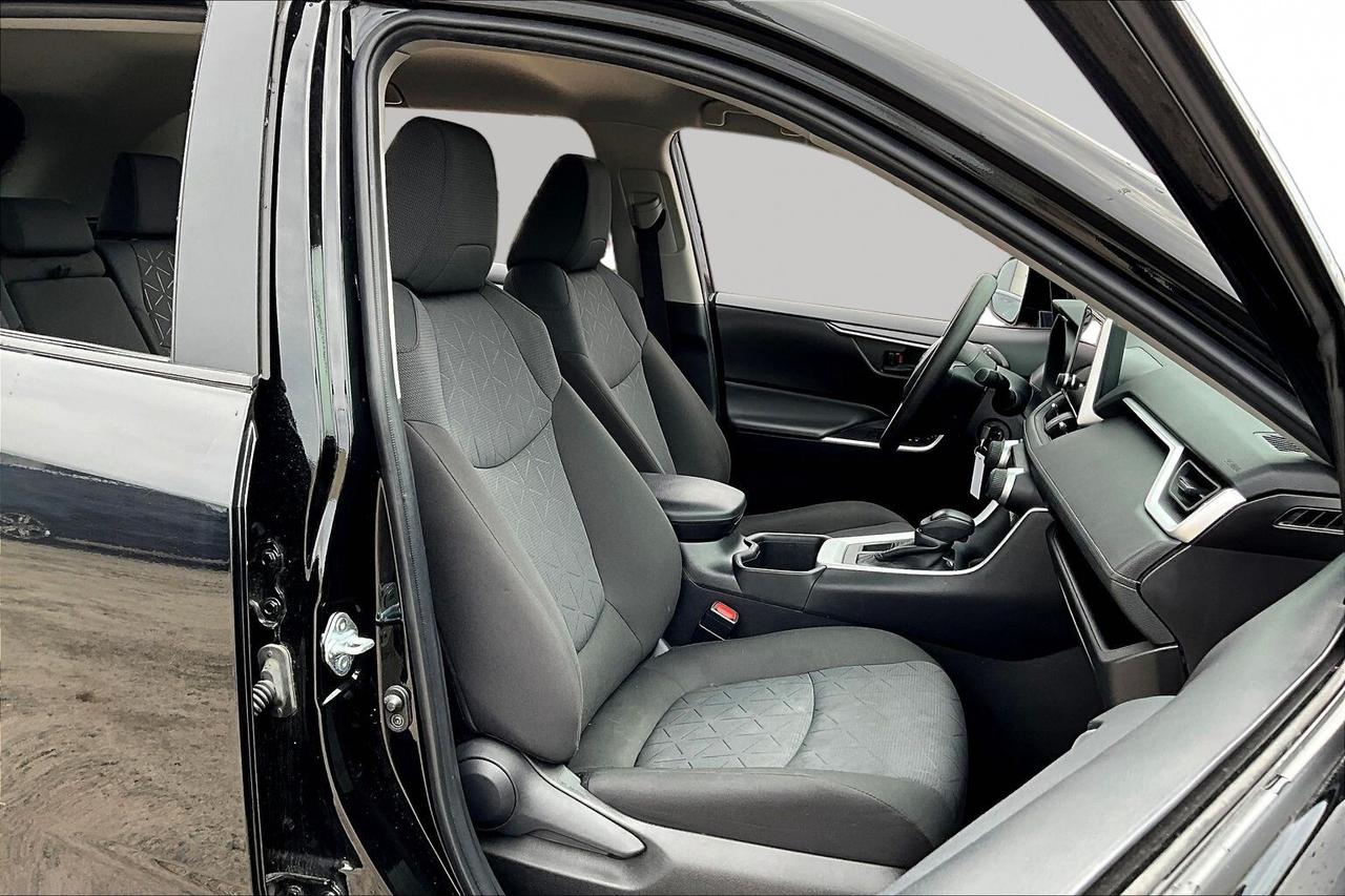 2024 Toyota RAV4 LE Photo