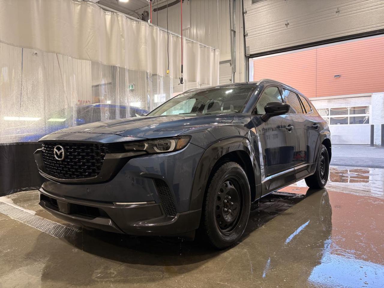 Jamais accidenté // Un seul propriétaire // Inspecté en 135 points

Le Mazda CX-50 GT * AWD * BOSE * CUIR * GPS * TOIT * CAMÉRA 360° * 2024 proposé chez Kia Val-Bélair à Québec se présente dans une livrée bleue avec habitacle noir. Ce VUS usagé affiche 34 691 km, reçoit un moteur 2,5 litres à essence, une transmission automatique et un rouage intégral, avec un équipement axé sur le confort, la sécurité et la technologie.

CARACTÉRISTIQUES DU CX-50 GT * AWD * BOSE * CUIR * GPS * TOIT * CAMÉRA 360° *
»» Rouage intégral pour motricité accrue quatre saisons
»» Toit panoramique avec section ouvrante en verre
»» Système de navigation GPS intégré
»» Affichage tête-haute dans le champ de vision

CARACTÉRISTIQUES DE SÉCURITÉ AVANCÉES
»» Avertissement de sortie de voie inclus
»» Surveillance active des angles morts
»» Caméra de recul pour manoeuvres précises
»» Coussins gonflables latéraux et latéraux de tête

PERFORMANCE ET EFFICACITÉ
»» Moteur 2,5 litres à essence
»» Transmission automatique à 6 rapports
»» Différentiel à glissement limité inclus
»» Direction assistée pour conduite plus naturelle

CONFORT
»» Sièges avant chauffants pour lhiver
»» Sièges arrière chauffants pour passagers
»» Siège conducteur à réglage électrique
»» Climatisation automatique à deux zones

TECHNOLOGIE ET CONNECTIVITÉ
»» Intégration Bluetooth pour appels et audio
»» Commandes audio intégrées au volant
»» Radio satellite et radio HD
»» Démarrage par bouton-poussoir de série

ESPACE DE CHARGEMENT
»» Hayon électrique pour accès simplifié
»» Ouverture à distance du coffre
»» Banquette arrière pratique au quotidien
»» Format VUS polyvalent à quatre portes

APPRÉCIÉ DES AUTRES PROPRIÉTAIRES
»» Conduite stable et rassurante au quotidien
»» Habitacle silencieux sur route et autoroute
»» Position de conduite confortable et dégagée
»» Finition intérieure soignée et moderne

GARANTIE
»» Garantie légale seulement
»» Garantie dusage
»» Garantie de durée raisonnable
»» Garantie contre les vices cachés

Avec sa présentation soignée, son intérieur noir, ses sièges chauffants avant et arrière, ses sièges à réglage électrique, son toit panoramique, son système de navigation et son affichage tête-haute, ce Mazda CX-50 GT * AWD * BOSE * CUIR * GPS * TOIT * CAMÉRA 360° * 2024 offre un ensemble bien équipé et pertinent pour la conduite au Québec.

Le véhicule ajoute aussi des éléments utiles au quotidien comme les rétroviseurs chauffants, les vitres électriques, les rétroviseurs électriques escamotables, le hayon électrique, les phares automatiques à DEL, le contrôle de stabilité, le système de freinage antiblocage et le régulateur de vitesse. Lensemble vise une utilisation simple, confortable et sécuritaire.

Ce VUS mise sur des équipements concrets et recherchés plutôt que sur des promesses vagues. Son kilométrage de 34 786 km demeure raisonnable pour un modèle 2024, et sa configuration avec moteur 2,5 litres, transmission automatique et rouage intégral répond bien aux besoins dun conducteur qui veut de la polyvalence en toute saison.

Chez Kia Val-Bélair à Québec, ce Mazda CX-50 GT * AWD * BOSE * CUIR * GPS * TOIT * CAMÉRA 360° * 2024 représente une option intéressante pour lacheteur qui recherche un VUS usagé bien équipé, avec des caractéristiques précises comme le GPS, le toit panoramique, la caméra de recul, la surveillance des angles morts et les sièges chauffants.

Le NIV de ce Mazda CX-50 GT * AWD * BOSE * CUIR * GPS * TOIT * CAMÉRA 360° * 2024 est le 7MMVABDM7RN158766.

Garantie prolongée disponible, livraison en 48h