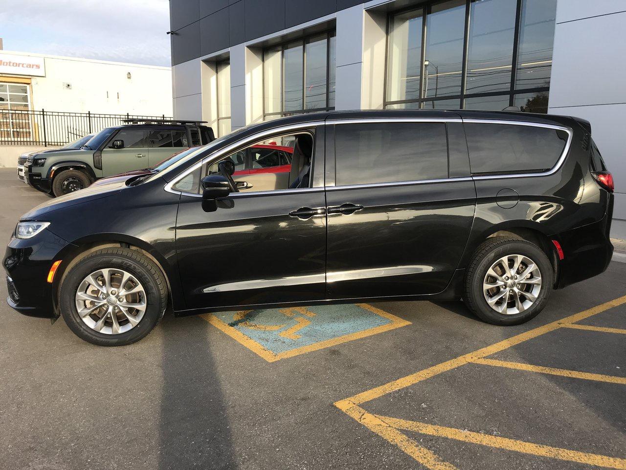 2023 Chrysler Pacifica Touring L AWD Pkg.   Clean Carfax   No Accidents Photo
