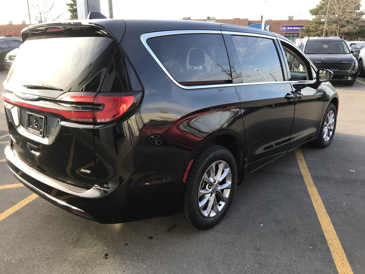 2023 Chrysler Pacifica Touring L AWD Pkg.   Clean Carfax   No Accidents Photo