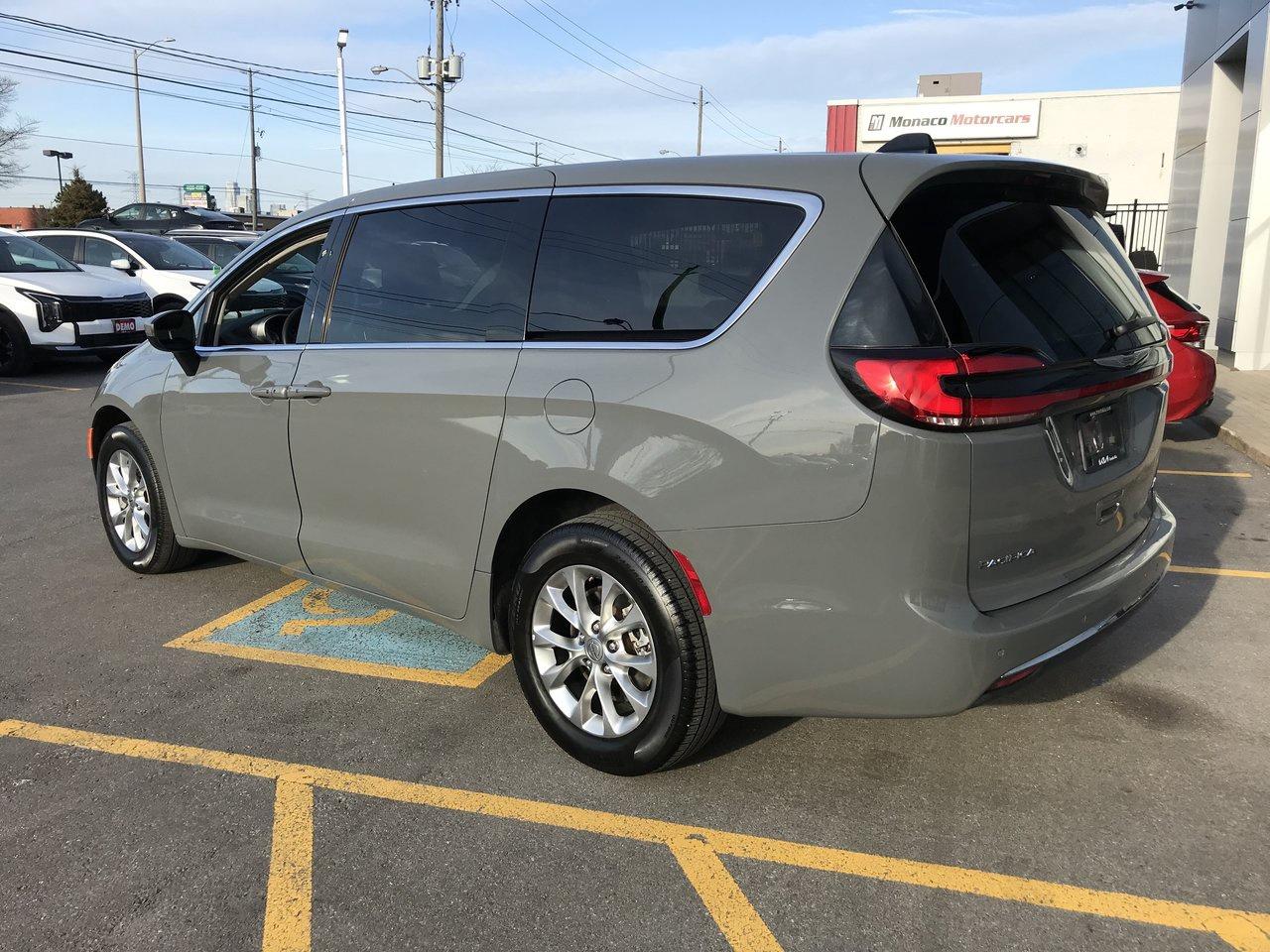 2023 Chrysler Pacifica Touring L AWD Pkg.   Clean Carfax   No Accidents Photo2