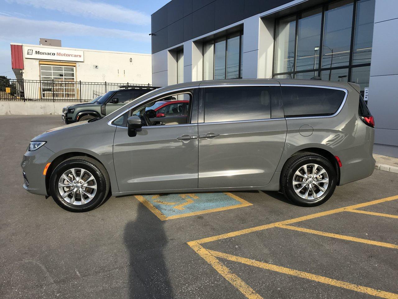 2023 Chrysler Pacifica Touring L AWD Pkg.   Clean Carfax   No Accidents Photo