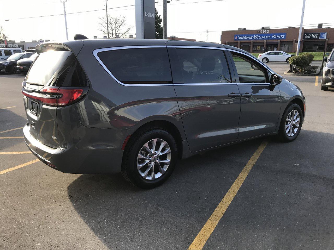 2023 Chrysler Pacifica Touring L AWD Pkg.   Clean Carfax   No Accidents Photo4