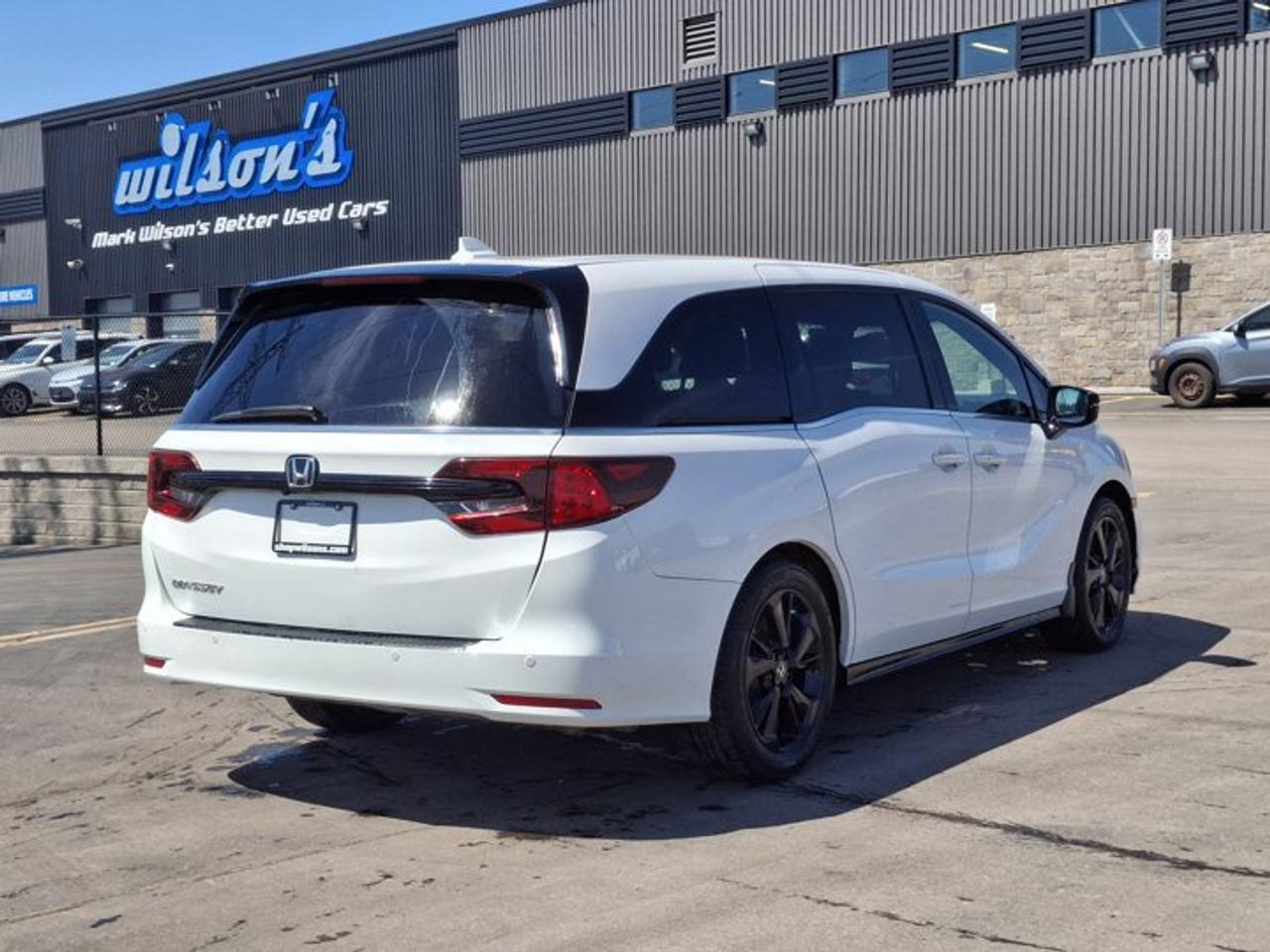 2023 Honda Odyssey Black Edition | Leather | Nav | Sunroof | DVD | Heated Seats + Ventilated Seats | and More ! Photo