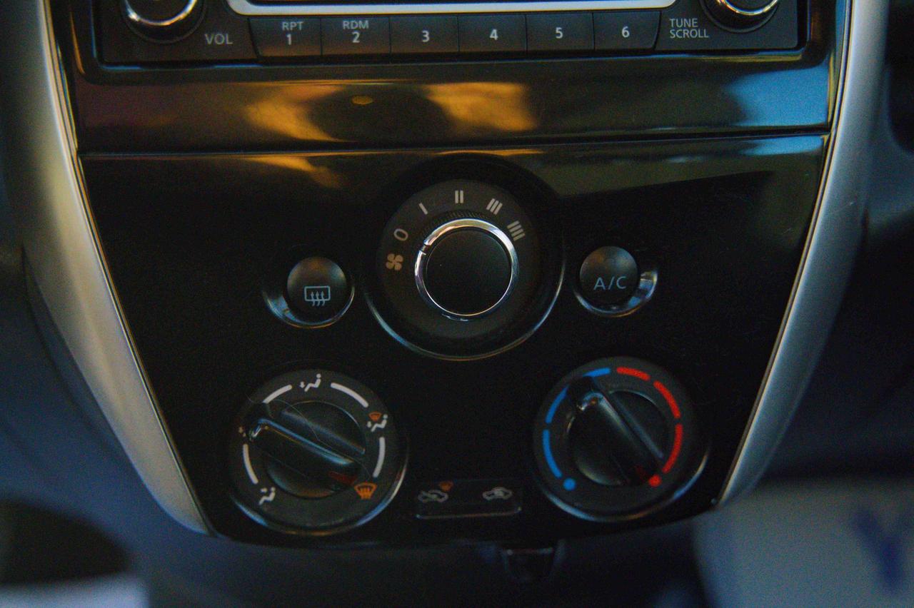 2017 Nissan Versa SV Photo