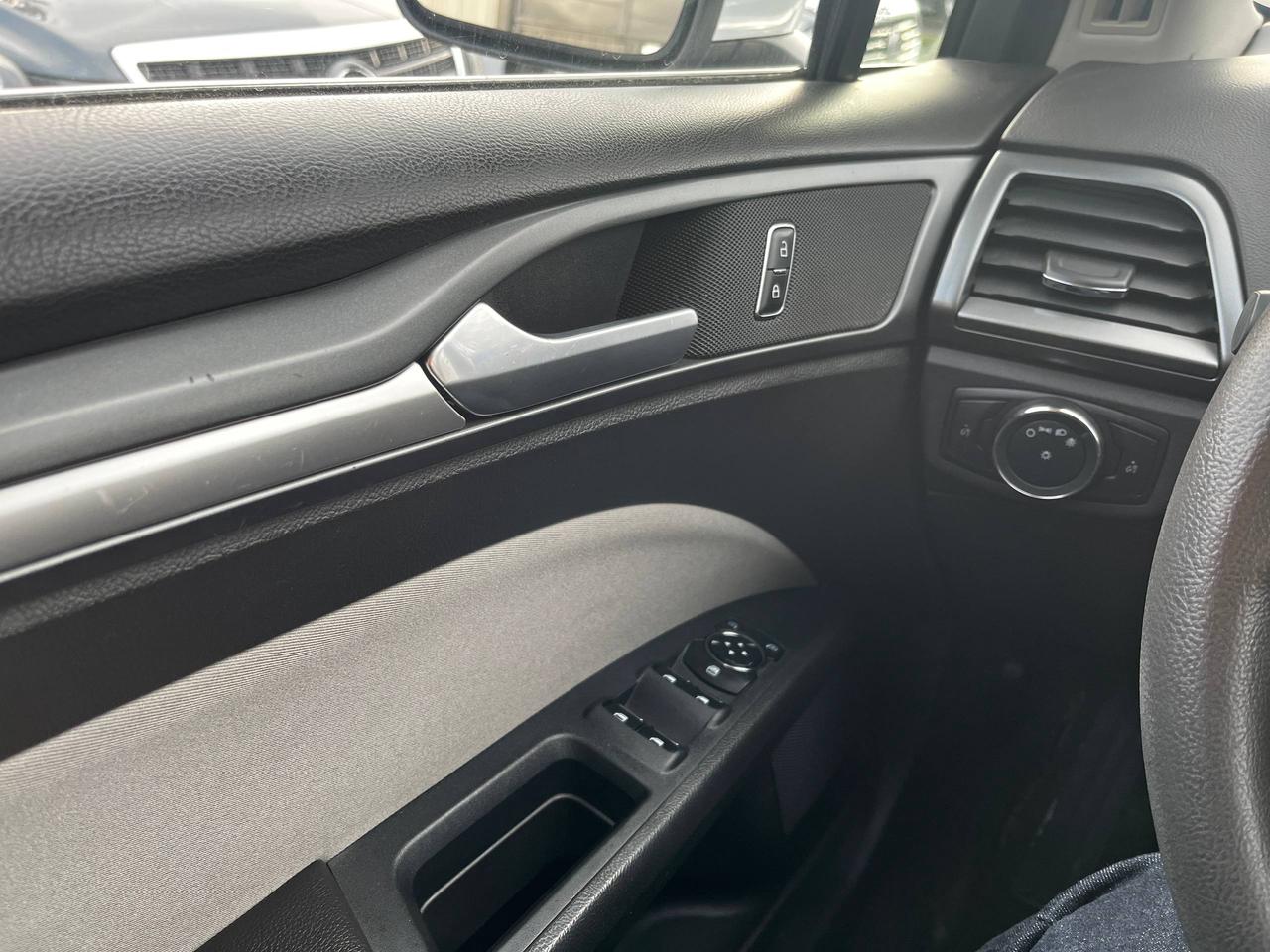 2013 Ford Fusion S Photo