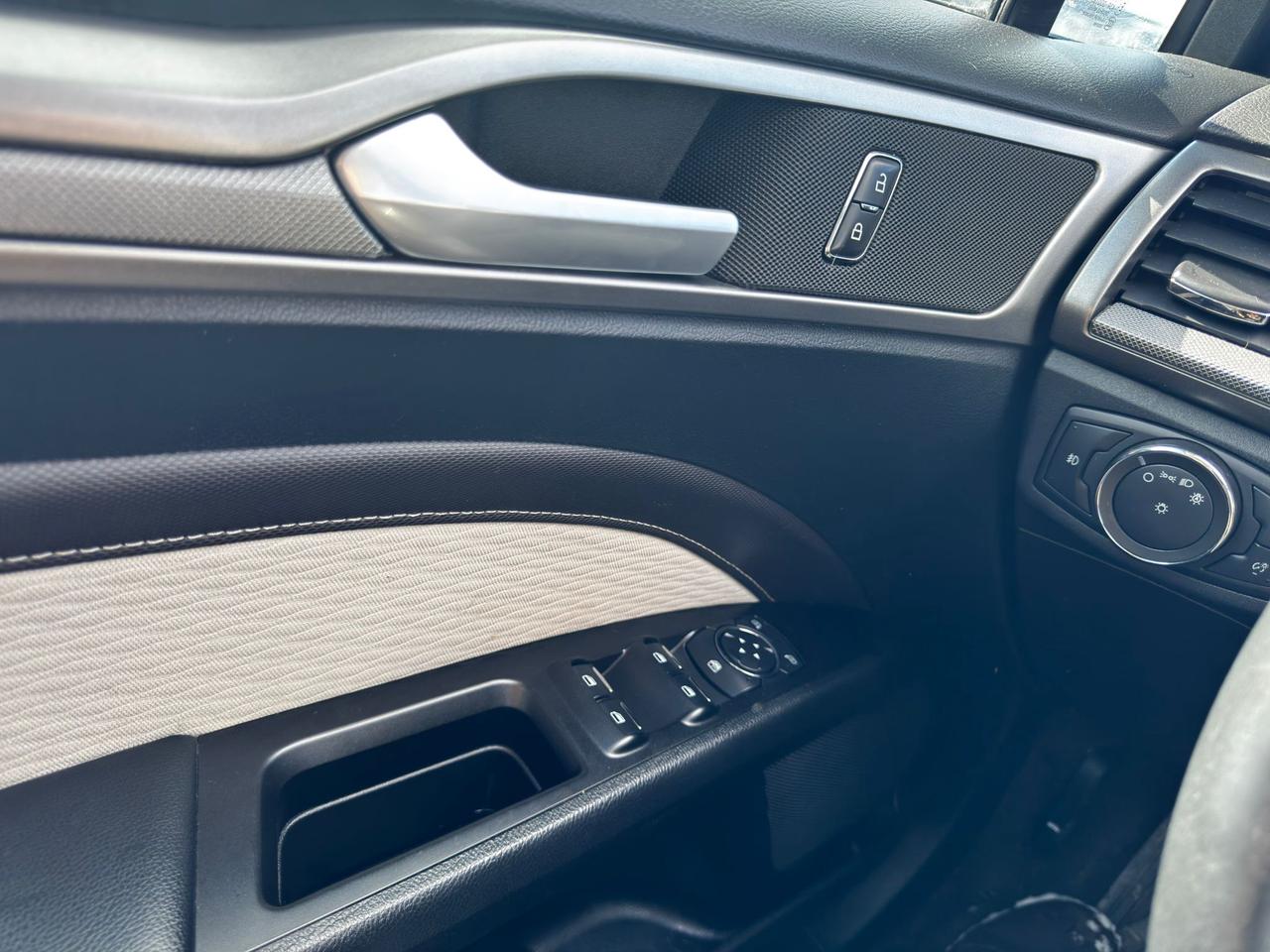 2020 Ford Fusion SE Photo