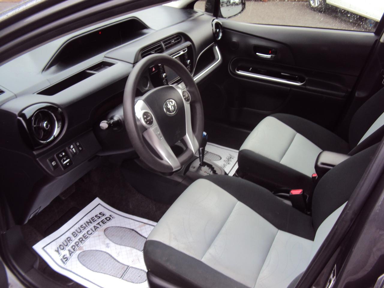 2017 Toyota Prius c Tech Photo