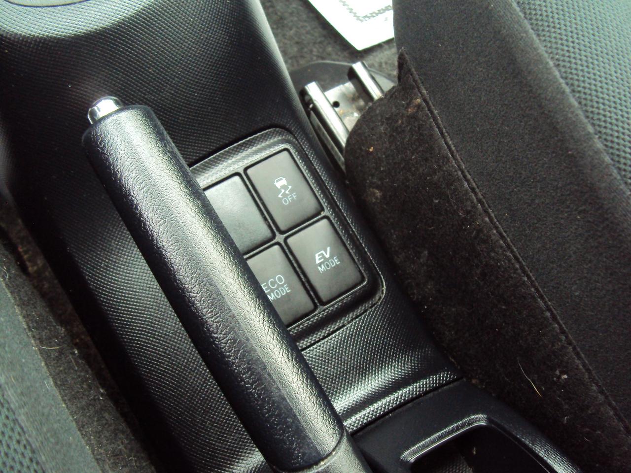 2017 Toyota Prius c Tech Photo