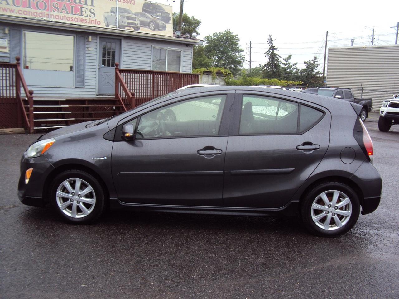 2017 Toyota Prius c Tech Photo3