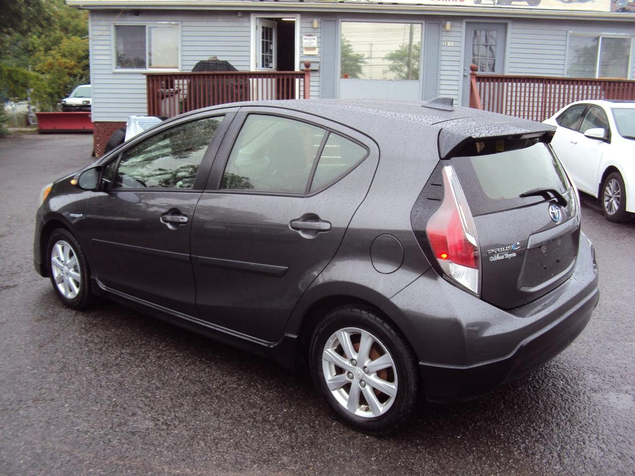 2017 Toyota Prius c Tech Photo