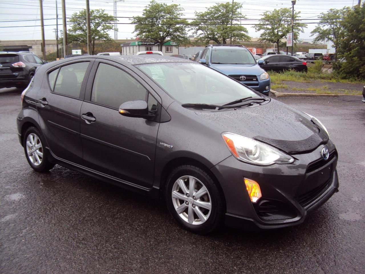 2017 Toyota Prius c Tech Photo