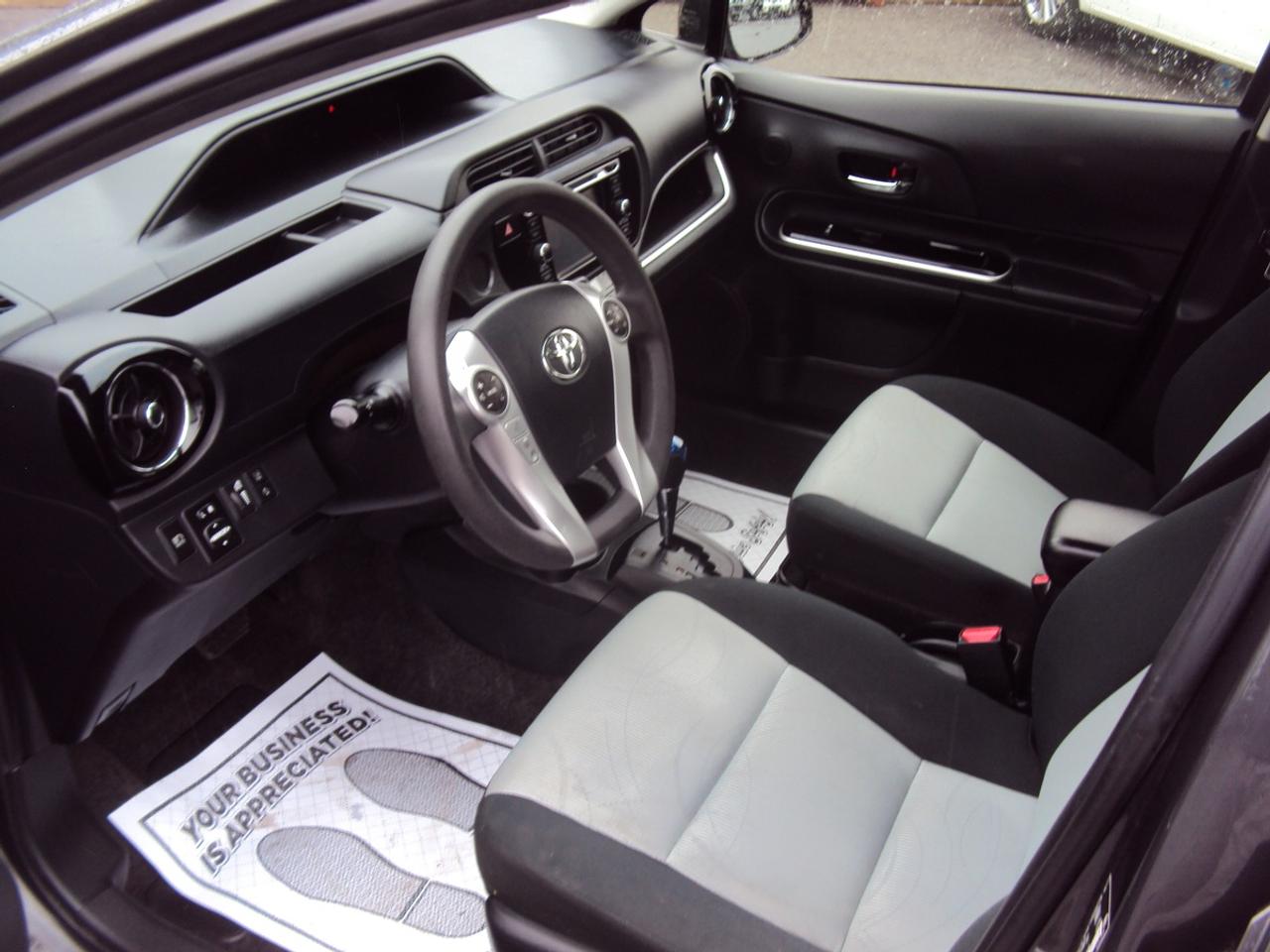 2017 Toyota Prius c Tech Photo