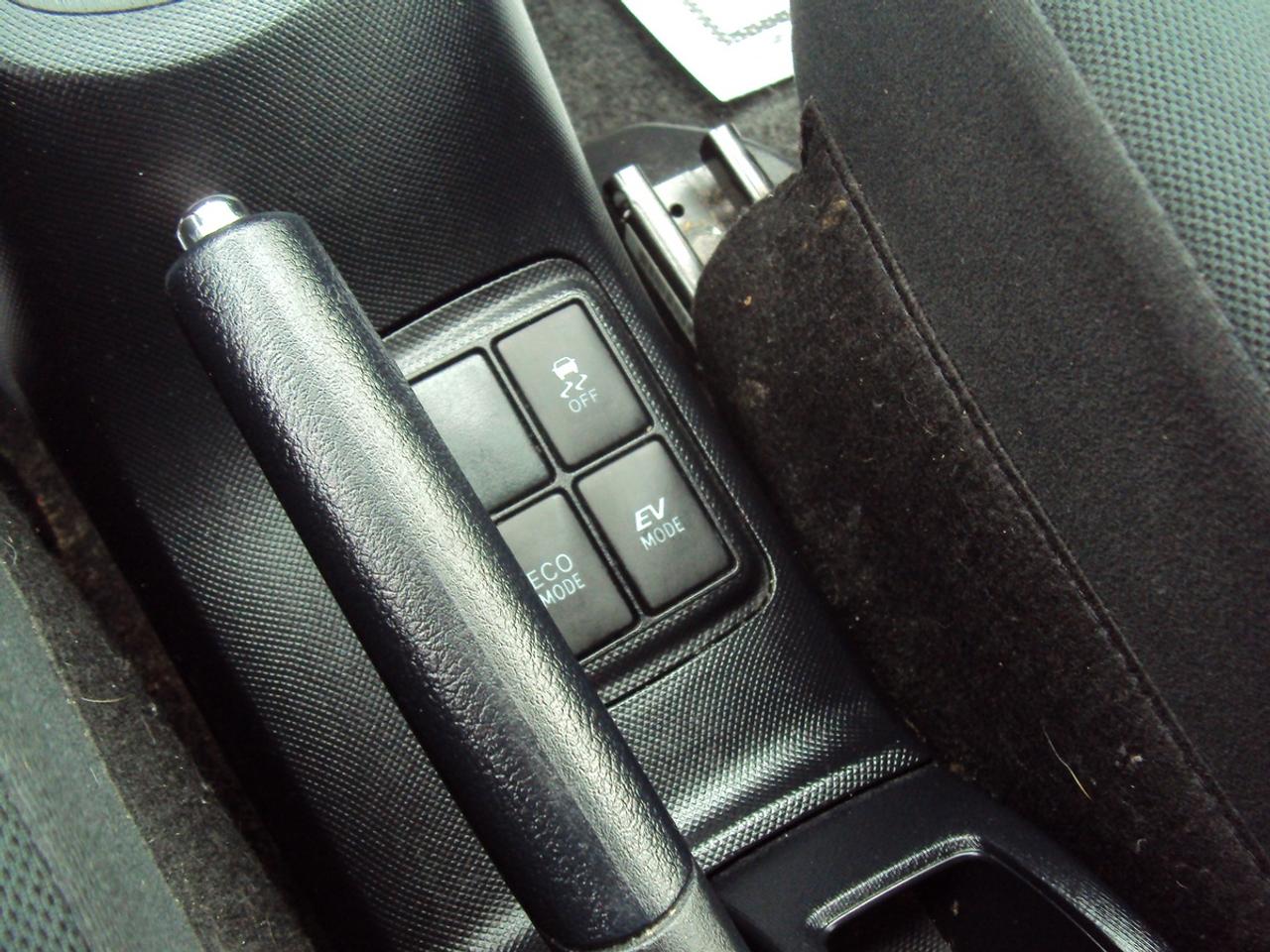2017 Toyota Prius c Tech Photo