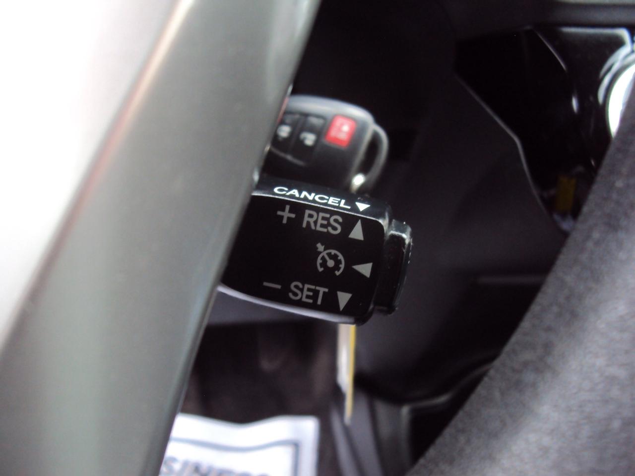 2017 Toyota Prius c Tech Photo
