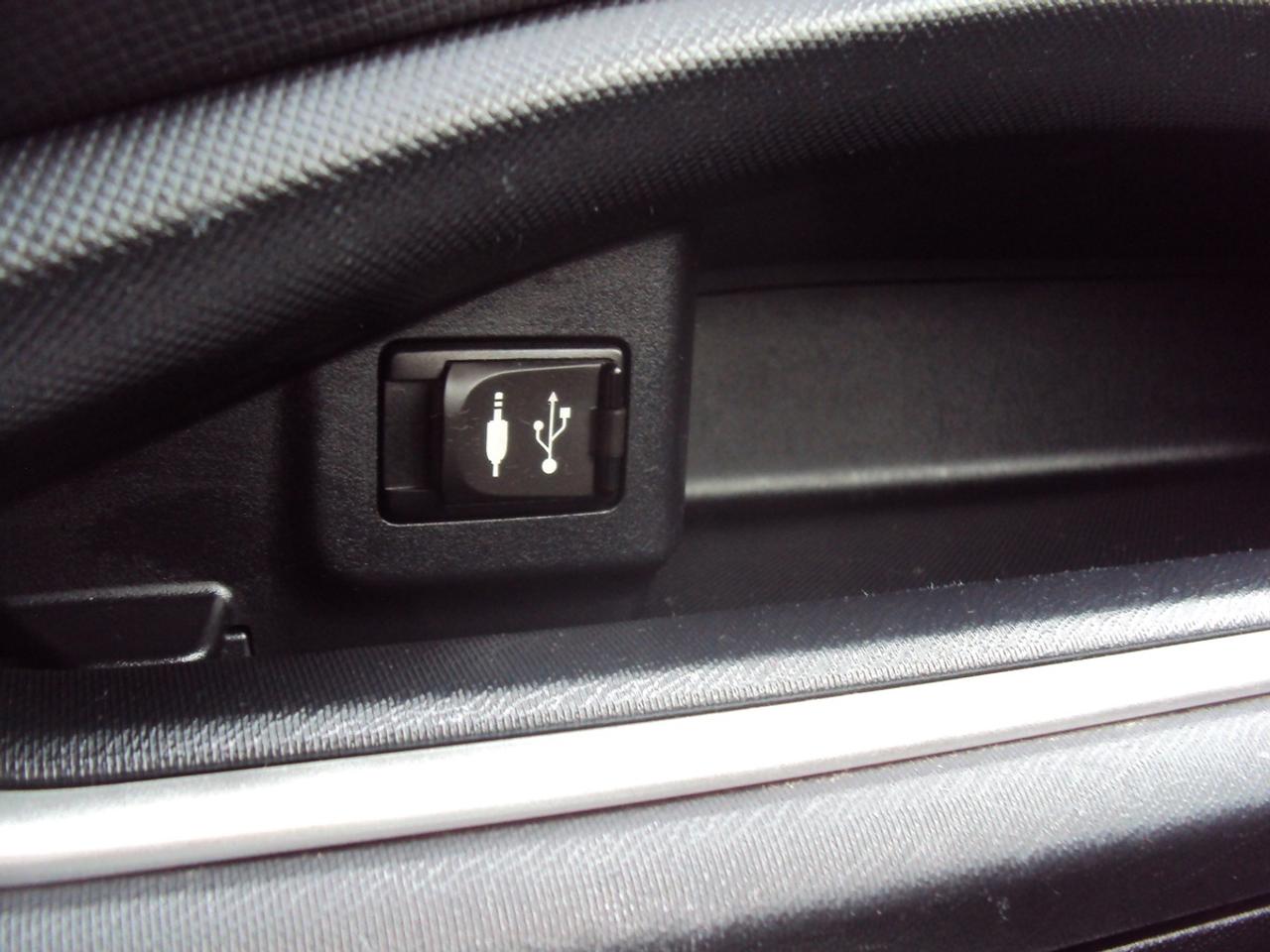 2017 Toyota Prius c Tech Photo