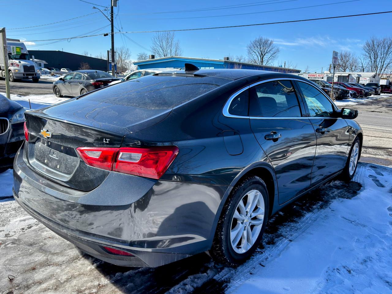 2017 Chevrolet Malibu LT Photo2