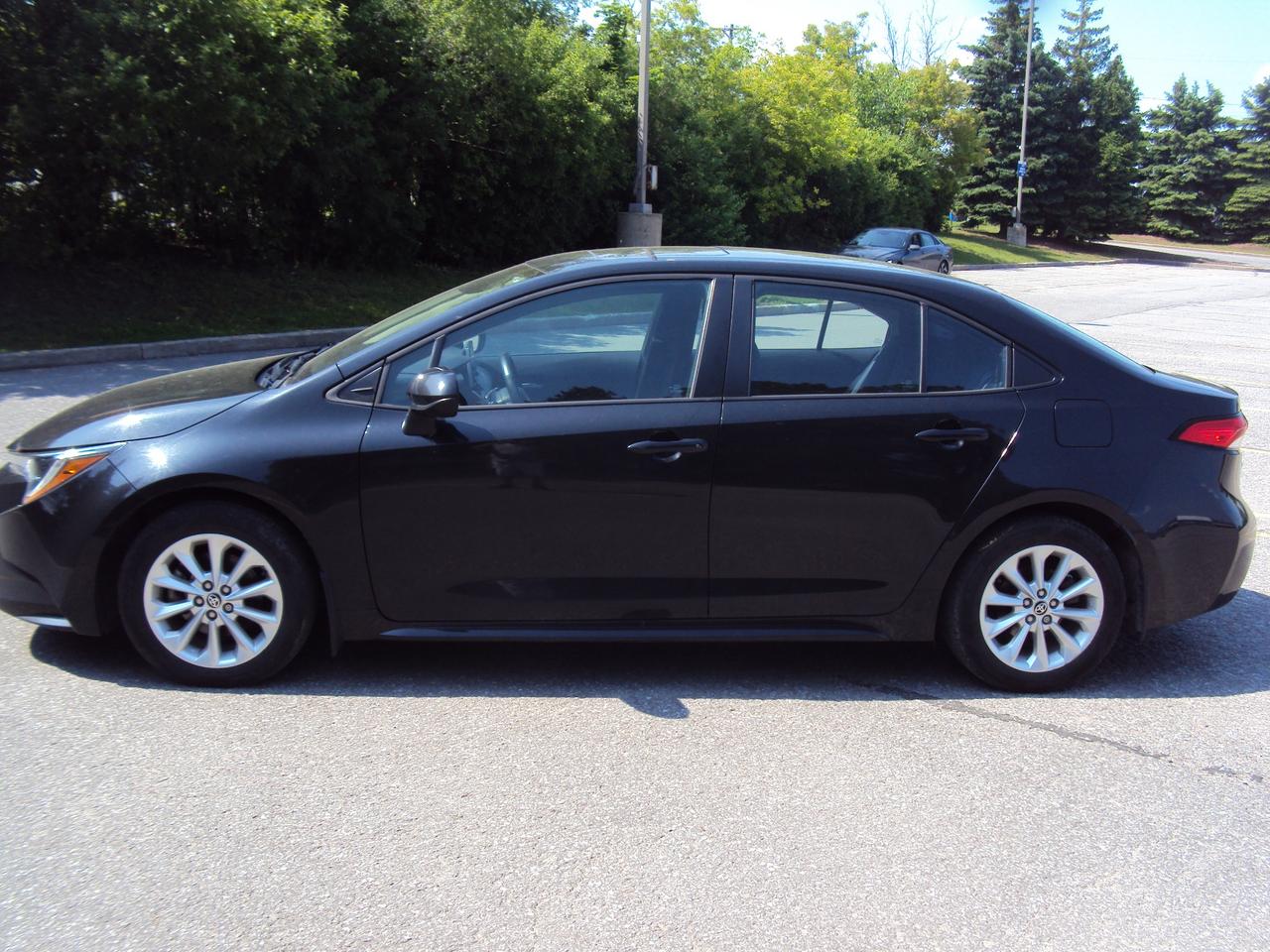 2021 Toyota Corolla LE Photo3