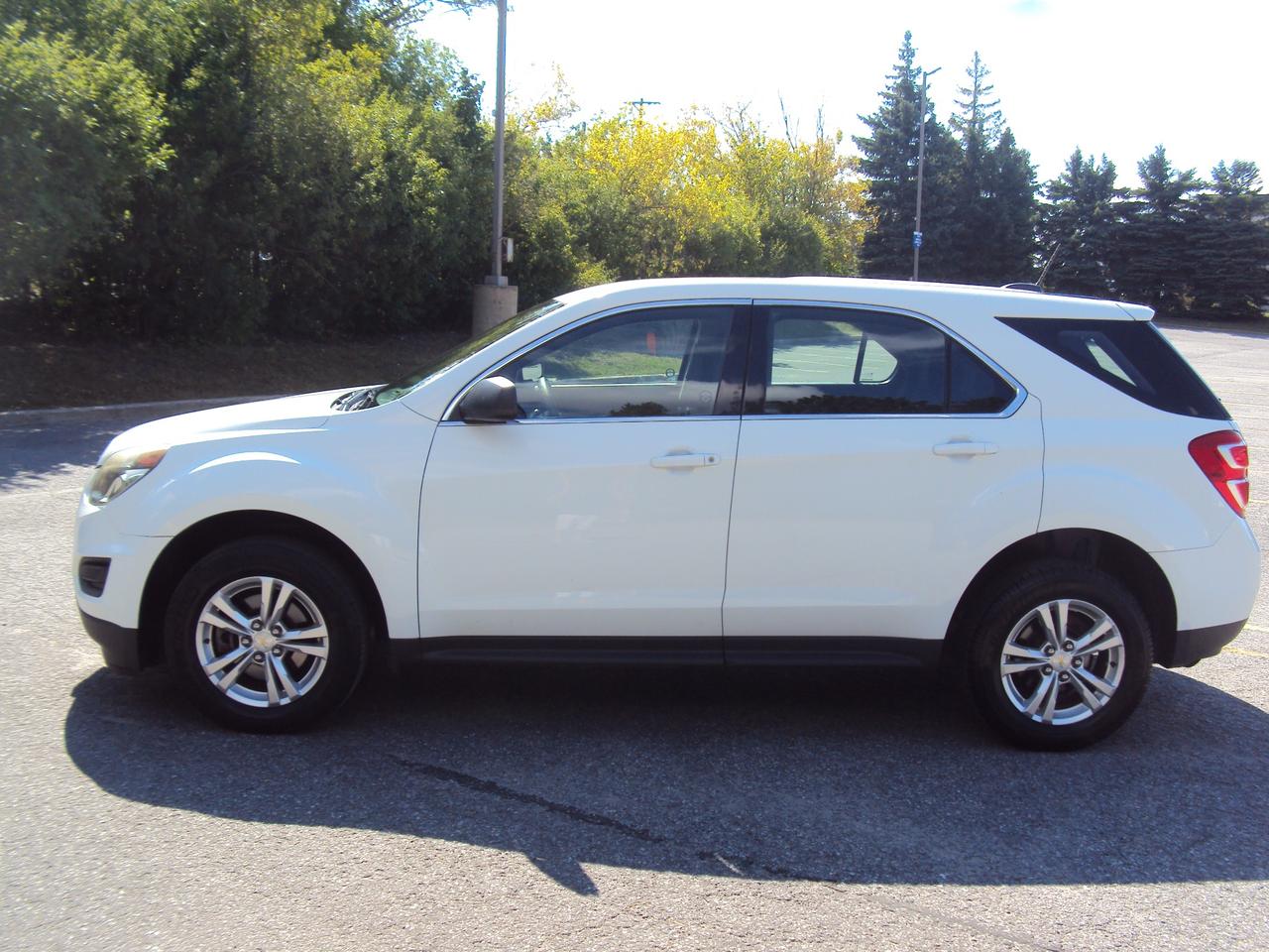 2017 Chevrolet Equinox LS Photo3