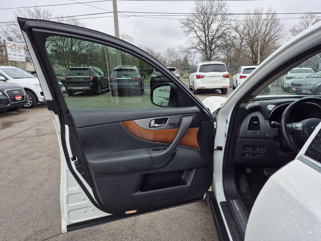 2015 Infiniti QX70  Photo