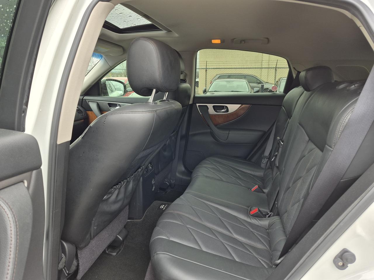 2015 Infiniti QX70  Photo