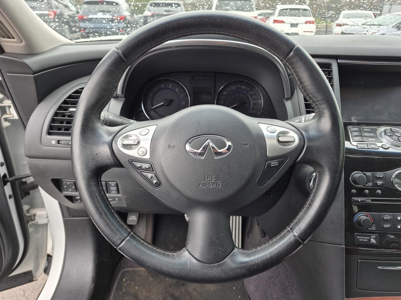 2015 Infiniti QX70  Photo