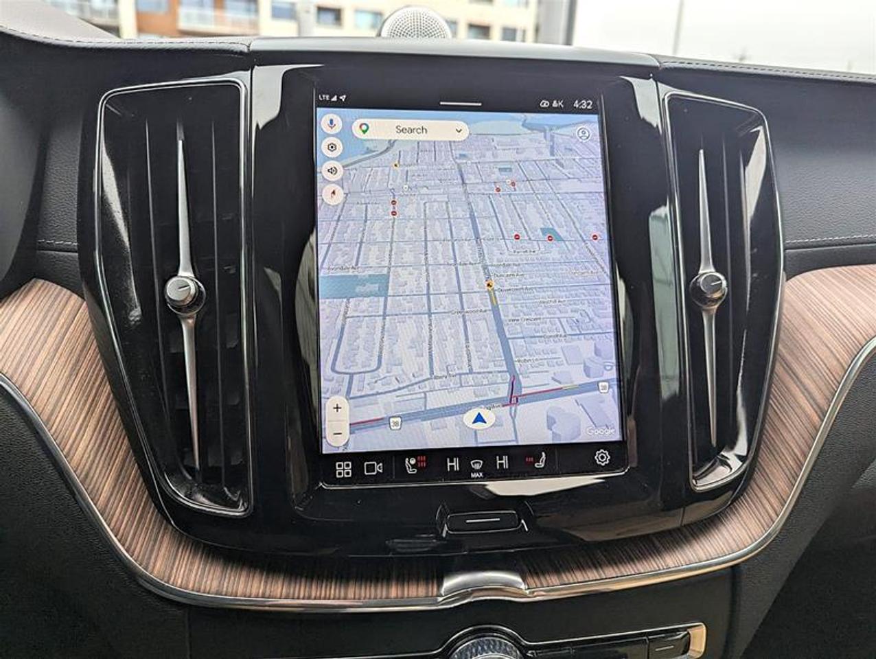 2023 Volvo XC60 B6 Ultimate   B&W   22” Wheels   AWD   Clean Photo