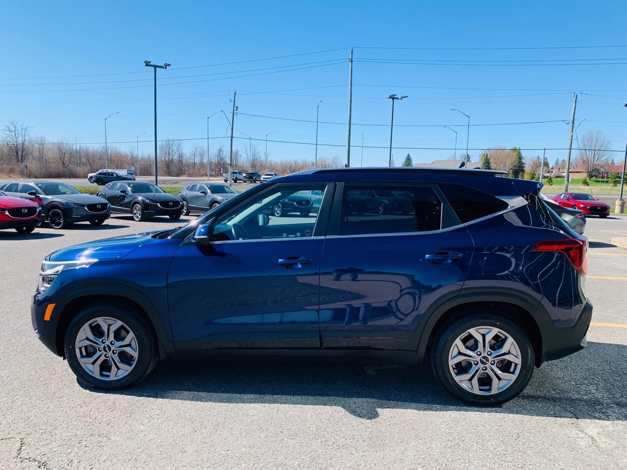 2024 Kia Seltos EX 4dr All-Wheel Drive Photo3