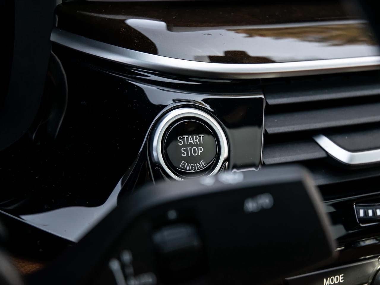 2018 BMW 5 Series 530i xDrive PREMIUM ESSENTIAL DRIVER ASSISTANCE Photo