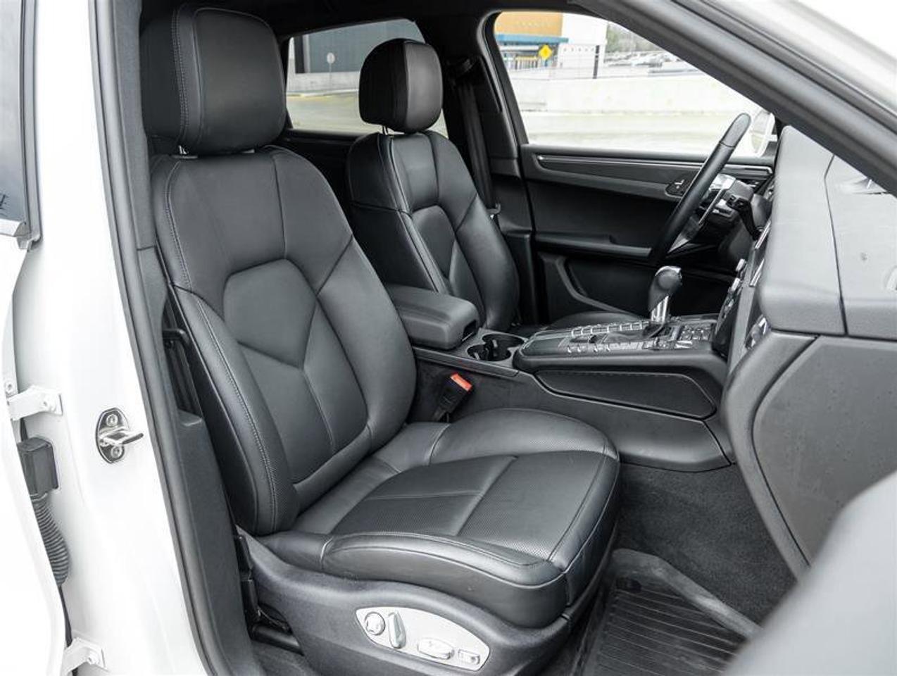 2021 Porsche Macan AWD Existing Warranty Until Oct 2027 Premium Plus Photo
